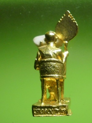 รูปหล่อถือพัดยศ หลวงพ่อแช่ม วัดฉลอง ภูเก็ต ปี 2535 เนื้อกะไหล่ทอง สภาพสวยมากพร้อมกล่องเดิม