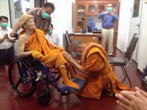 เหรียญนั่งพาน ลพ.ทอง สุทธสีโล (ศิษย์เอก ลพ.คูณ) รุ่นแรก กลั่ยเงิน ปี 57 มีจาร เกศา จีวร (เคาะเดียว)