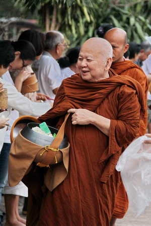 ล็อกเก็ต ลป.ขันตี ญาณวโร รุ่น โชคดี ปี 2558 หลังเหรียญ อุดเกศา จีวร สร้างน้อย หายาก (เคาะเดียว)