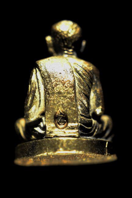 รูปหล่อหลวงปู่ทิมโสฬส พิมพ์เล็กจิ๋ว เนื้อนวะ สร้างปี 2533 ชนวนพระกริ่งชินบัญชรเพียบ