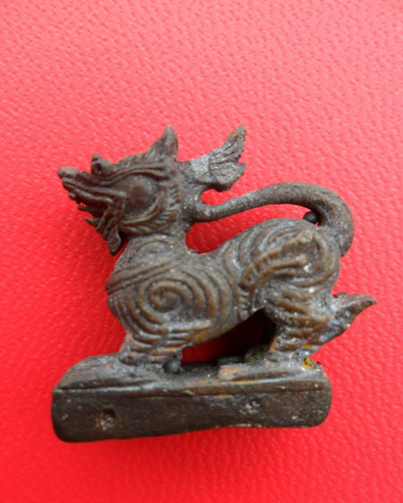 ราชสีห์เนื้อนวโลหะ หลวงปู่ธรรมรังษี รุ่นแรก อุดผงพรายกุมารหลวงปู่ทิม สวยกล่องเดิม