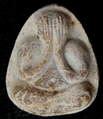 พระปิดตามหาเสน่ห์ หลังยันต์พุทโธ เนื้อเกสรเหลืองนวลๆ