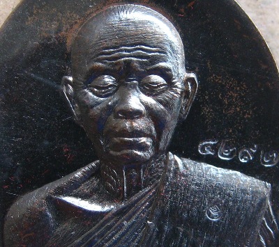 เหรียญปาฏิหาริย์(ครึ่งองค์) หลวงพ่อคูณ EOD ปี2556 เนื้อทองแดงรมดำ หมายเลข4292