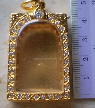 ตลับเงินแกะลาย ล้อมเพชร  ชุบทองแท้  ใส่พระสมเด็จ  เคาะเดียว  