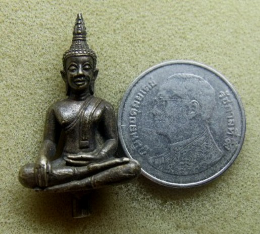 **วัดใจ**พระยอดธง ด้านหลังมีชื่อรุ่น เนื้อทองผสม ไม่ทราบที่**เชิญชมครับ
