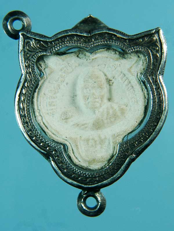 หน้าเสือหลวงพ่อเปิ่น รุ่นใหญ่ เนื้อผงพุทธคุณ 2535 เลี่ยมเงินตามรูปคับ