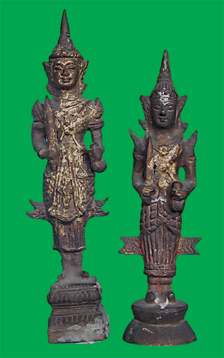 2 องค์ เป็นคู่ พระสยามเทวาธิราช ความสูงจากฐานถึงเกศ  องค์สูง 7  นิ้ว  องค์เล็ก 6 นิ้... เคาะเดียวแดง