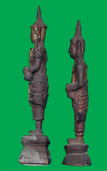 2 องค์ เป็นคู่ พระสยามเทวาธิราช ความสูงจากฐานถึงเกศ  องค์สูง 7  นิ้ว  องค์เล็ก 6 นิ้... เคาะเดียวแดง