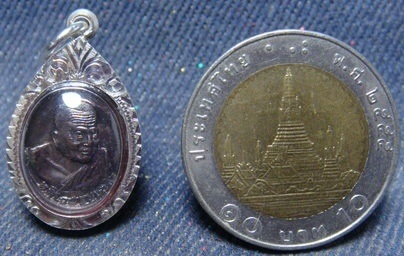 เหรียญหลวงปู่ทวด พิมพ์เม็ดแตง ปี52 วัดห้วยมงคล เลี่ยมกรอบเงินแท้