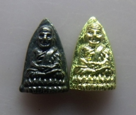 **วัดใจ**หลวงปู่ทวดเตารีดจิ๋ว เนื้อรมดำ + กะไหล่ทอง รุ่นกำนันชูชาติ อ.นอง วัดทรายขาว ปลุกเสก ปี41**2