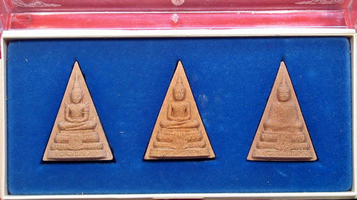  เคาะแรกแดง ชุดพระแก้วมรกต รุ่นเทอดพระเกียรติ วัดพระศรีรัตนศาสดาราม ปี 40 _1_