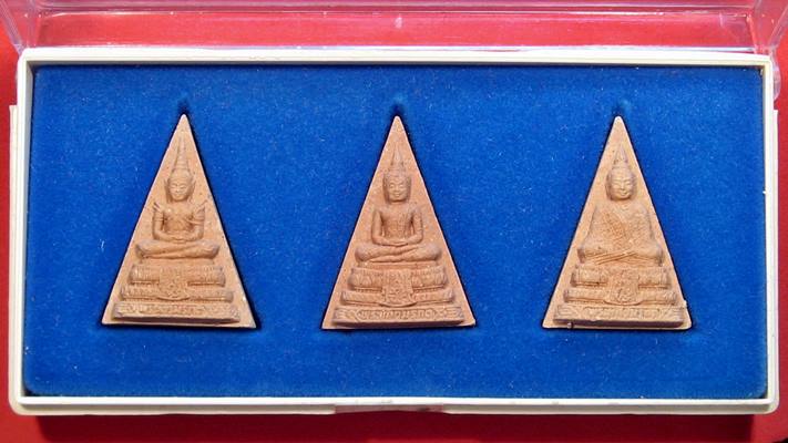 เคาะแรกแดง ชุดพระแก้วมรกต รุ่นเทอดพระเกียรติ วัดพระศรีรัตนศาสดาราม ปี 40 _2_
