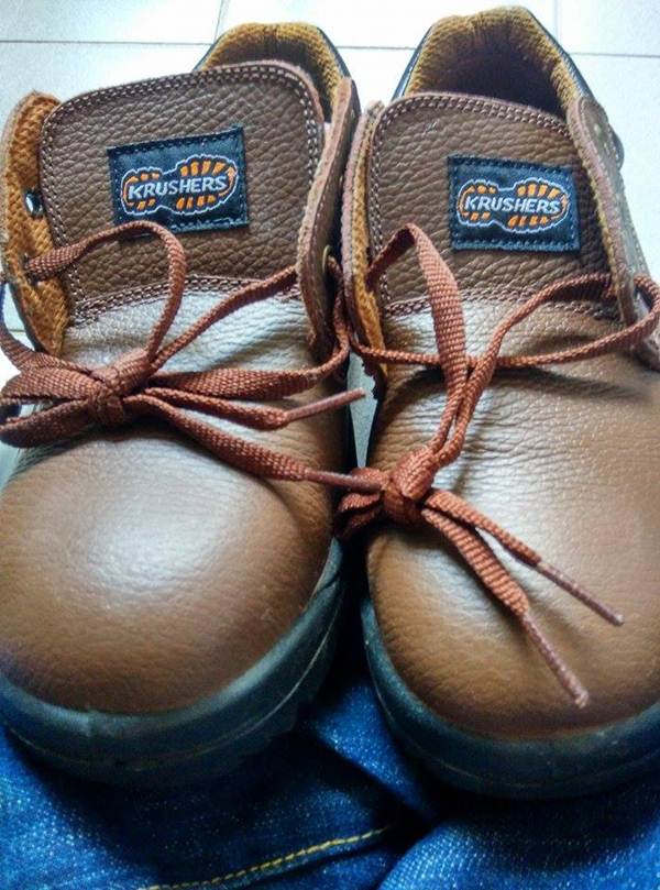 รองเท้าเซฟตี้สีน้ำตาลมือหนึ่งไม่ผ่านการใช้