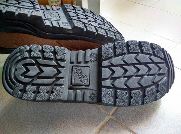 รองเท้าเซฟตี้สีน้ำตาลมือหนึ่งไม่ผ่านการใช้