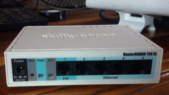 Router Board ของ Mikrotik รุ่น RB750GL  (มือสอง สภาพ 90 %) ใช้ควบคุมการปล่อยเนตไวไฟ 