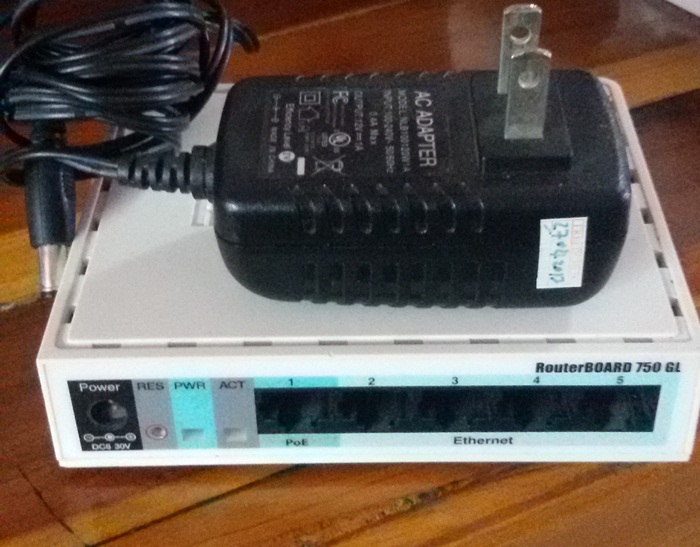 Router Board ของ Mikrotik รุ่น RB750GL  (มือสอง สภาพ 90 %) ใช้ควบคุมการปล่อยเนตไวไฟ 