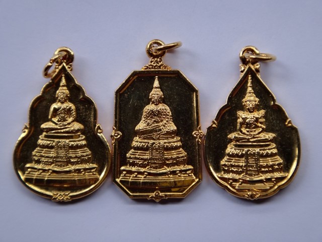 เหรียญพระแก้วมรกต ธ.กรุงไทย ปี 25 ลป.ดู่ ร่วมเสก กะไหล่ทอง พ ร้อมกล่อง เคาะเดียว