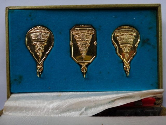 เหรียญพระแก้วมรกต ธ.กรุงไทย ปี 25 ลป.ดู่ ร่วมเสก กะไหล่ทอง พ ร้อมกล่อง เคาะเดียว