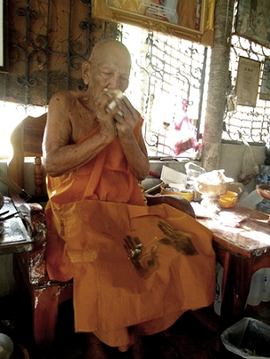 ผ้าจีวรปั๊มหมึกฝ่ามือ หลวงปู่แก้ว ธัมมาราโม วัดสะพานไม้แก่น จ.สงขลา