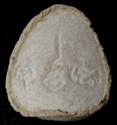 พระปิดตามหาเสน่ห์ หลังยันต์พุทโธ เนื้อเกสรนวลๆ