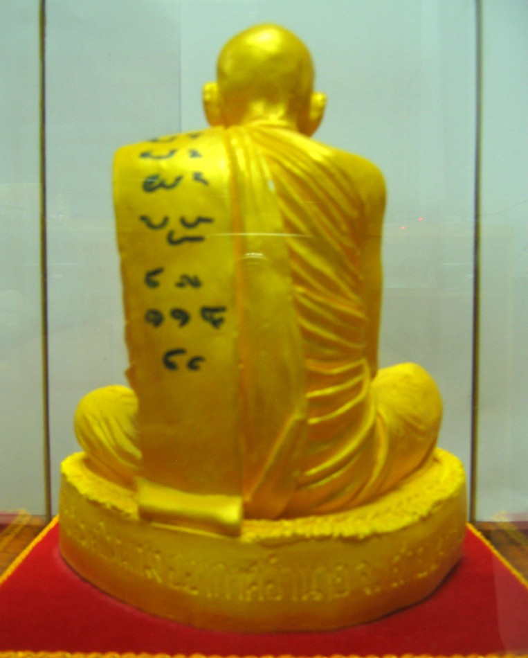 พระบูชาหน้าตัก ๕ นิ้ว เนื้อปูนปลาสเตอร์ทาสีทองรุ่นแรก หลวงปู่ผ่าน ปัญญาปทีโป สร้างปี ๒๕๔๑