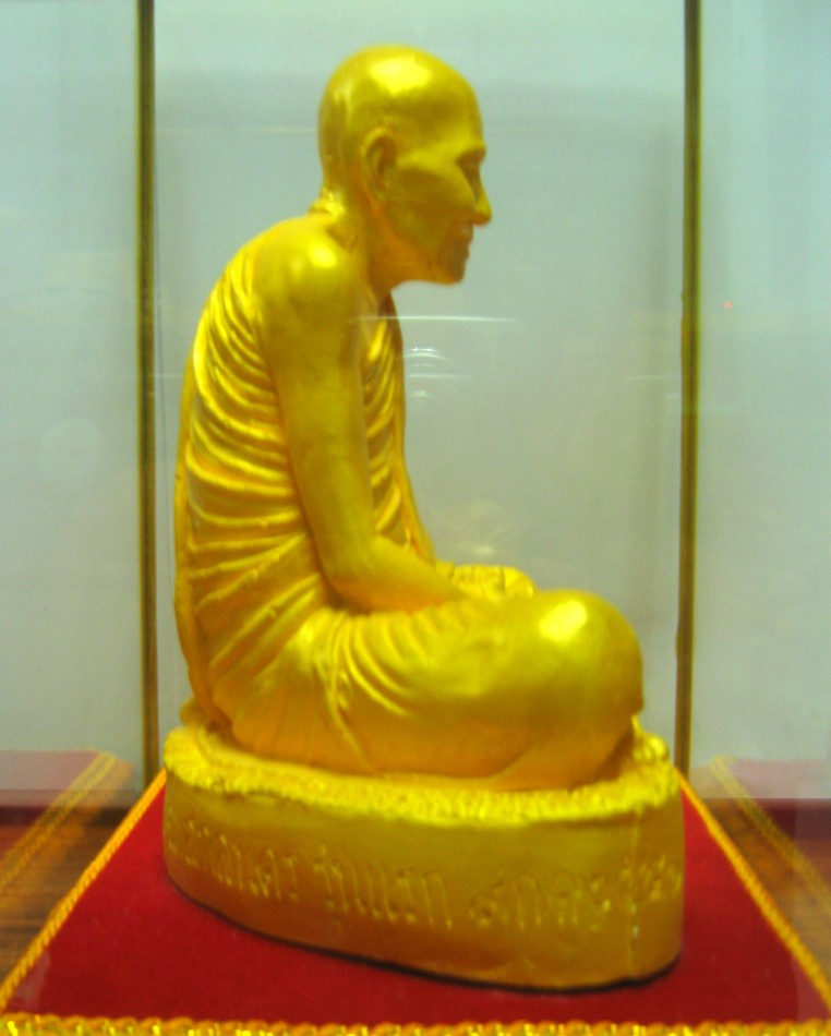 พระบูชาหน้าตัก ๕ นิ้ว เนื้อปูนปลาสเตอร์ทาสีทองรุ่นแรก หลวงปู่ผ่าน ปัญญาปทีโป สร้างปี ๒๕๔๑