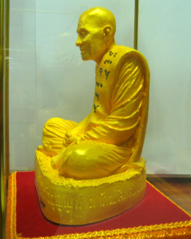 พระบูชาหน้าตัก ๕ นิ้ว เนื้อปูนปลาสเตอร์ทาสีทองรุ่นแรก หลวงปู่ผ่าน ปัญญาปทีโป สร้างปี ๒๕๔๑