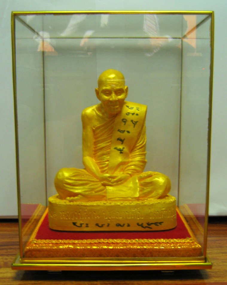 พระบูชาหน้าตัก ๕ นิ้ว เนื้อปูนปลาสเตอร์ทาสีทองรุ่นแรก หลวงปู่ผ่าน ปัญญาปทีโป สร้างปี ๒๕๔๑