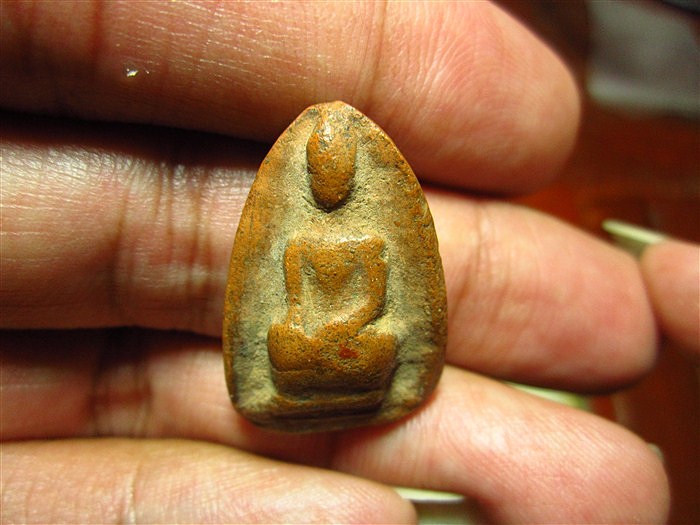 พระสรรค์นั่งไหล่ตรงพิมพ์เล็ก ชัยนาท เคาะเดียวแดงครับ