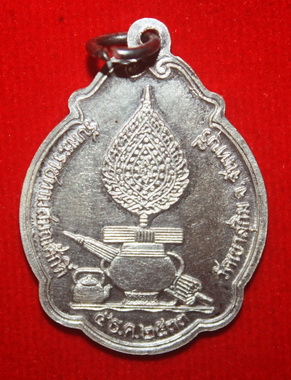 เหรียญเลื่อนสมณศักดิ์หลวงพ่อสมชาย วัดเขาสุกิม จันทบุรี ปี2533 พิมพ์ใหญ่ เนื้อเงิน สวยครับ