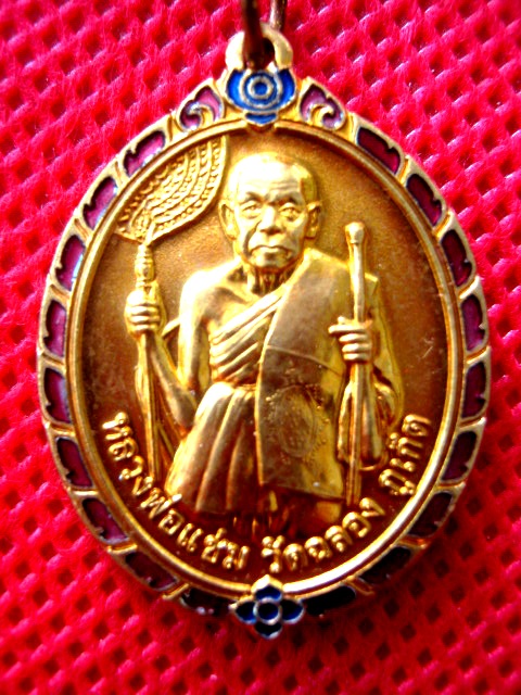 หลวงพ่อแช่ม วัดฉลอง ที่ระลึกครบ ๑๐๐ ปี โรงเรียนบ้านฉลอง พศ.๒๕๔๙ ผิวกะหลั่ยทองลงยา 