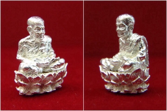 หลวงปู่ทวด ฐานบัว4ชั้น รุ่นปาฏิหาริย์สองโพธิสัตว์ ขนาด1.2ซม. เนื้อชุบเงิน มีโค๊ด No.470 พร้อมIDการ์ด