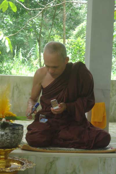 พ่อท่าหรั่ง รุ่นแรก พร้อมจ่ารย์ด้วยปากกา # ๔