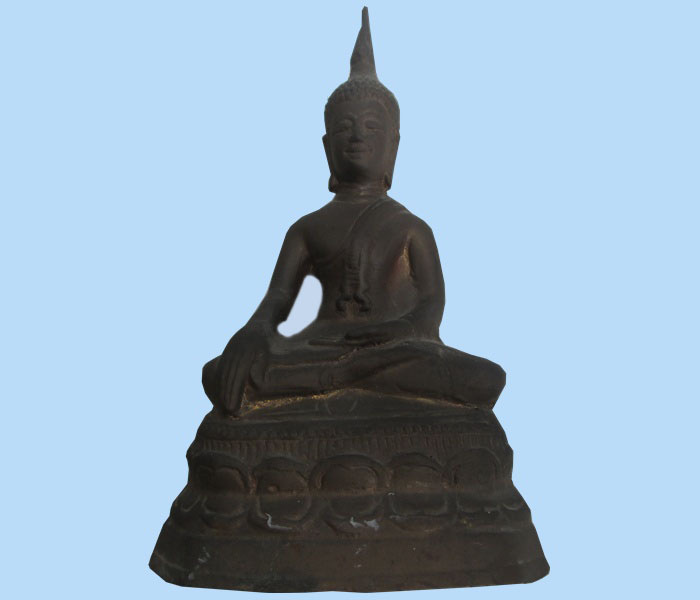 พระบูชาเนื้อทองเหลืองหน้าตัก 3.5 นิ้ว ก้นอุดปูนฝังเหรียญบาท จากหิ้งพระที่บ้านครับ