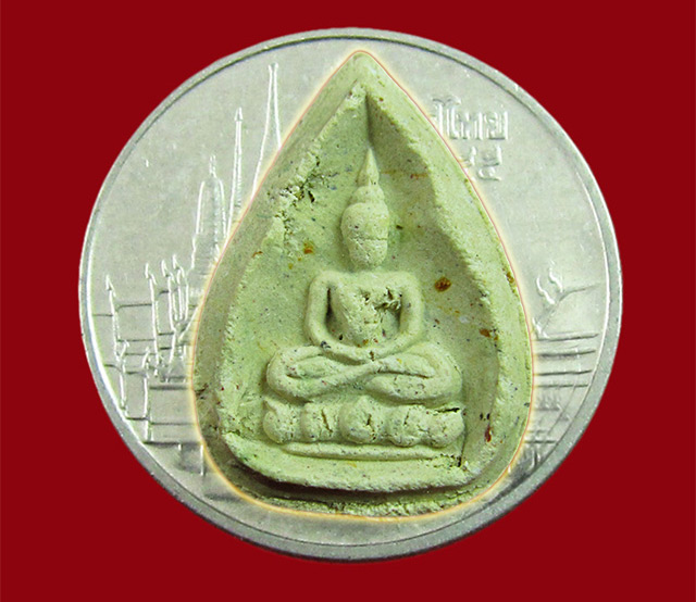 พระผงกลีบบัว หลวงปู่บัว ถามโก วัดเกาะตะเคียน จ.ตราด ปี ๒๕๓๔ เนื้อผงพุทธคุณ / ๒