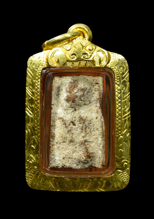 พระกรุนาดูนตัดเดียว จ.มหาสารคาม เนื้อดิน โซนเข้ม(มะขามเปียก)คราบขาว สภาพสวย+เลี่ยมทองหนาหนา+บัตร