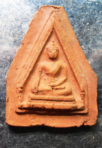 พระพุทธพิมพ์ห้าเหลี่ยมเนื้อดิน หลวงพ่อขอม วัดไผ่โรงวัว สวยๆครับ