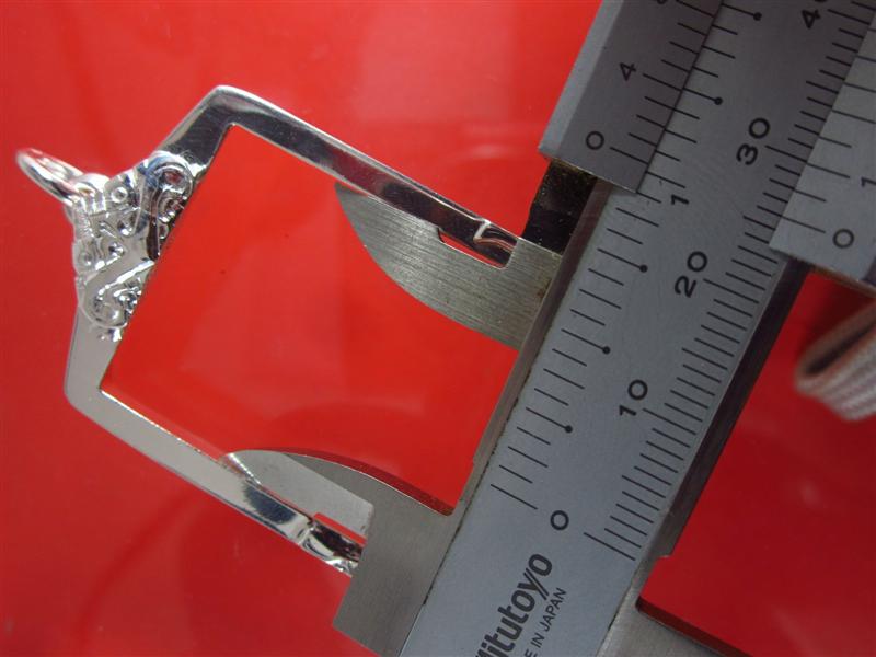 ตลับเงินปิดหลังขัดเงา เงิน 90%  หนักประมาณ 5.9 กรัม งานแกะมือ   เคาะเดียวครับ