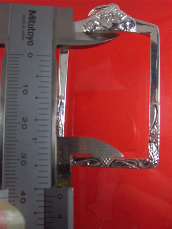 ตลับเงินปิดหลังขัดเงา เงิน 90%  หนักประมาณ 5.9 กรัม งานแกะมือ   เคาะเดียวครับ