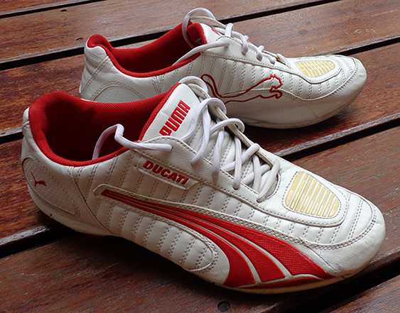 รองเท้า PUMA ผลิตสำหรับ DUCATI มอเตอร์ไซค์คันดังสุดหรู limited edition ครับ