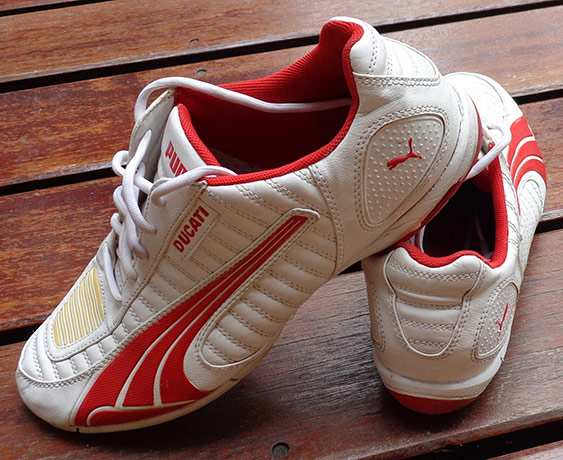 รองเท้า PUMA ผลิตสำหรับ DUCATI มอเตอร์ไซค์คันดังสุดหรู limited edition ครับ
