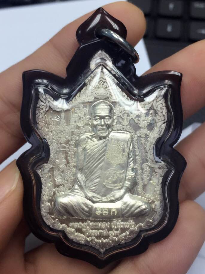 หลวงปู่กาหลง วัดเขาแหลม จ.สระแก้ว เหรียญไตรมาสพระนารายณ์แปลงรูป ""เนื้อเงิน""" 