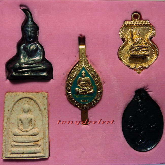 พระสังกัจจายน์กวัก และวัตถุมงคล หลวงพ่อลำใย วัดทุ่งลาดหญ้า สวยมากพร้อมกล่องเดิมค่ะ