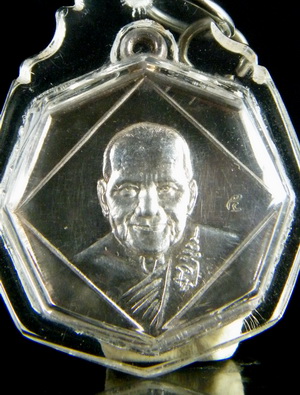 (เคาะเดียว) เหรียญแปดเหลี่ยม เนื้อเงิน หลวงพ่อเปิ่น วัดบางพระ เลี่ยมแล้ว ปี40