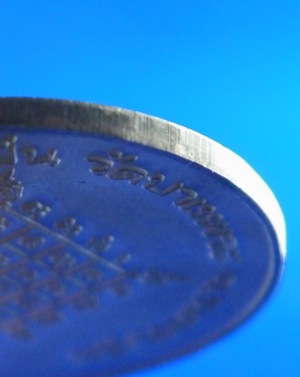 หรียญหมู เนื้อเงินลงยา แต่ยาชำรุด หลวงพ่อเปิ่น วัดบางพระ นครปฐม ปี ๒๕๔๑ ตอกโค๊ด ตอกเลข ๒๖