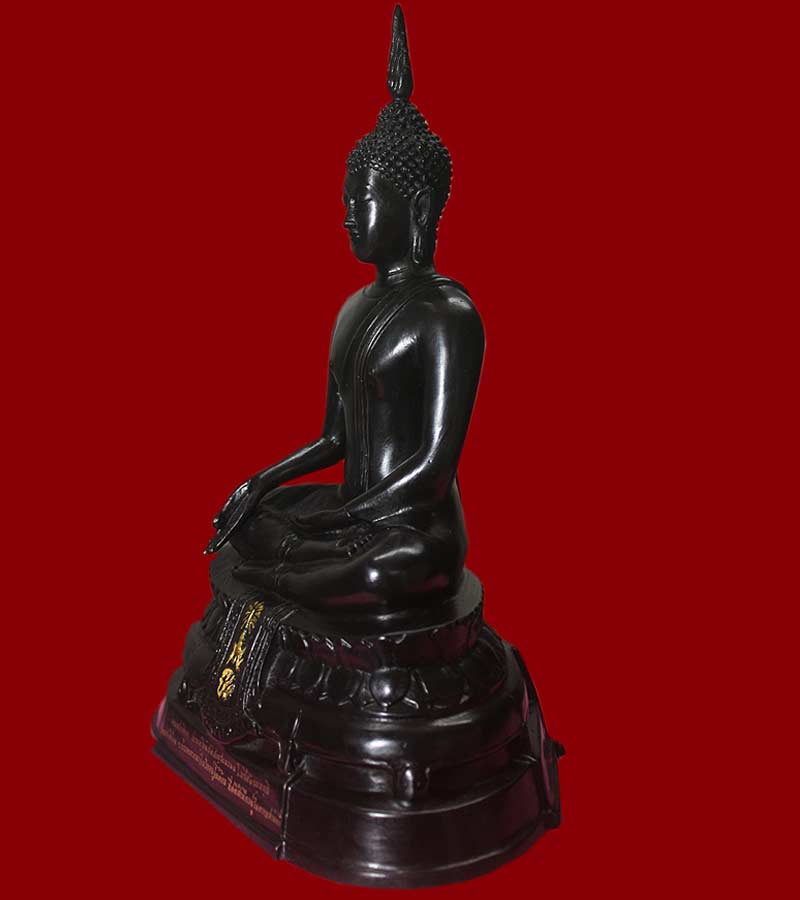 พระบูชา ภปร.(ย้อนยุค) หน้าตัก ๕ นิ้ว ฐาน ๗ นิ้ว สูง ๑๐ นิ้ว เนื้อทองเหลืองรมดำ ผสมมวลสารเดิมปี 2508 