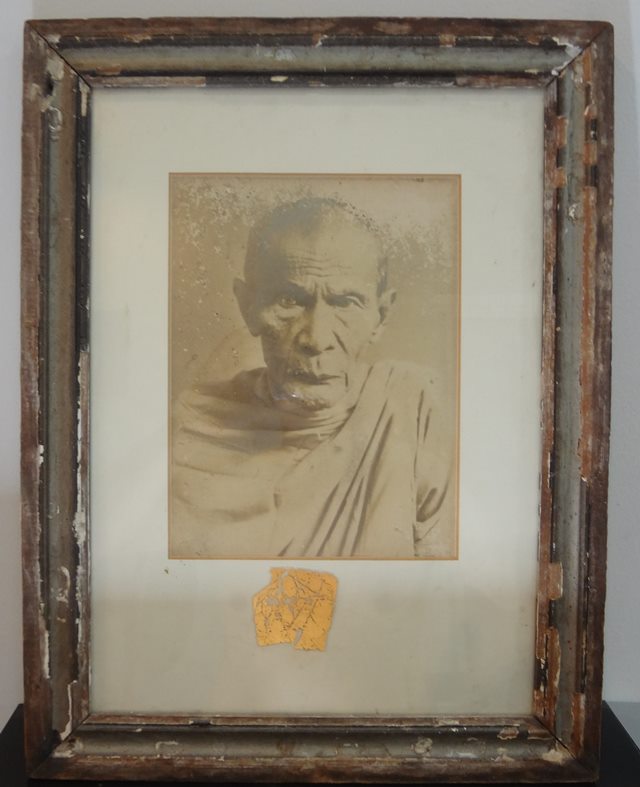 รูปเก่าปลอดขาวดำ ไม่ทราบที่ เก่ามาก กว้าง 12 นิ้ว ยาว 16 นิ้ ว