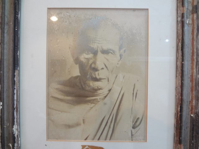 รูปเก่าปลอดขาวดำ ไม่ทราบที่ เก่ามาก กว้าง 12 นิ้ว ยาว 16 นิ้ ว