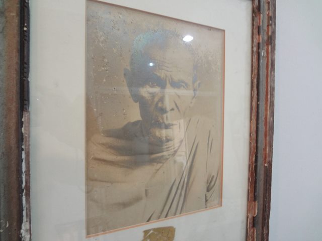 รูปเก่าปลอดขาวดำ ไม่ทราบที่ เก่ามาก กว้าง 12 นิ้ว ยาว 16 นิ้ ว