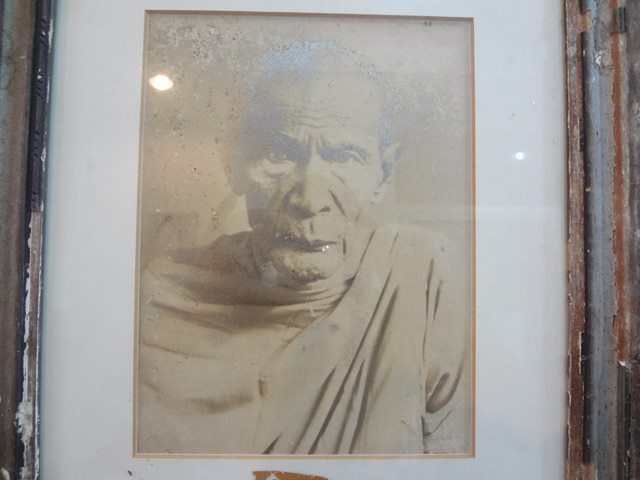 รูปเก่าปลอดขาวดำ ไม่ทราบที่ เก่ามาก กว้าง 12 นิ้ว ยาว 16 นิ้ ว